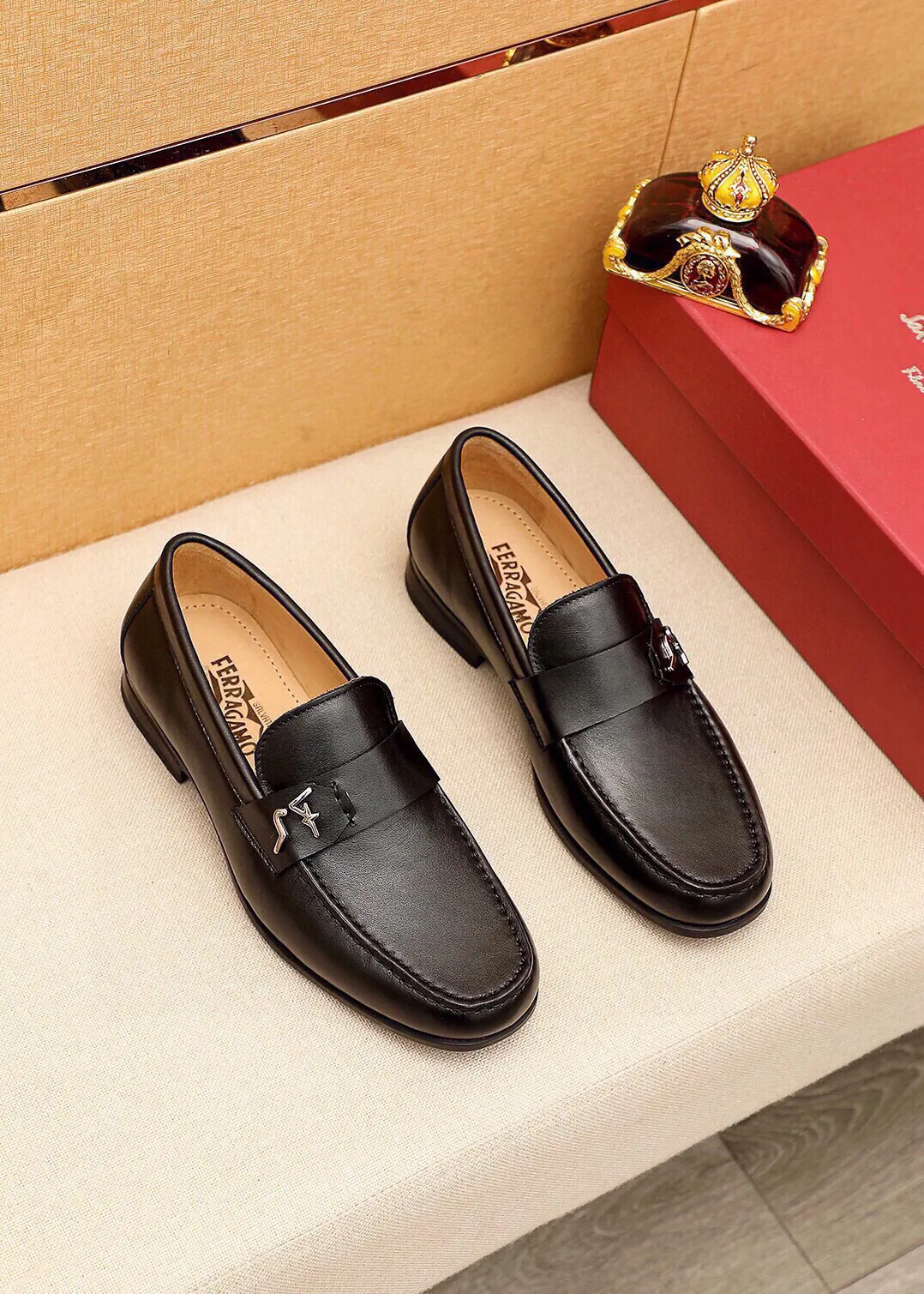 Men's shoes 💰480 💐 Product trademark: Ferragamo "Ferragamo" casual leather shoes Regular size: 38-44 (45🉑️customized) Product materials: Selected imported first-layer calfskin upper + luxury hardware buckle, imported water-dyed cow leather lining. Strong three-dimensional visual effect, original outsole color: 4⃣️seed leather materials available